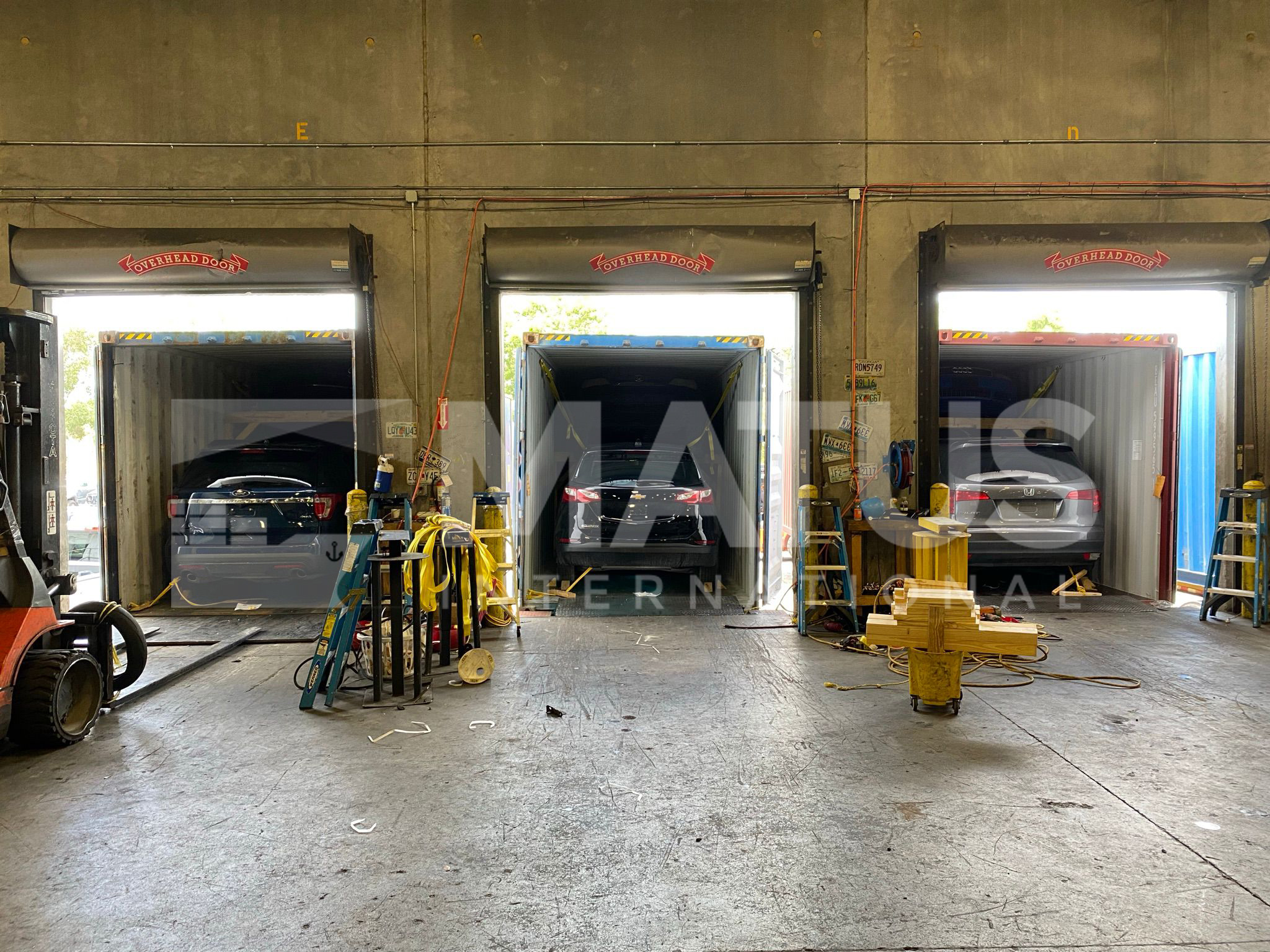 Vehículos cargados en contenedores durante la etapa previa al embarque