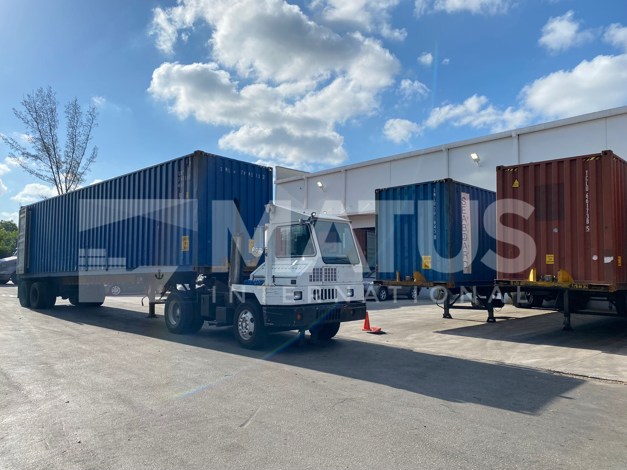 Contenedores alineados y preparados para el embarque internacional