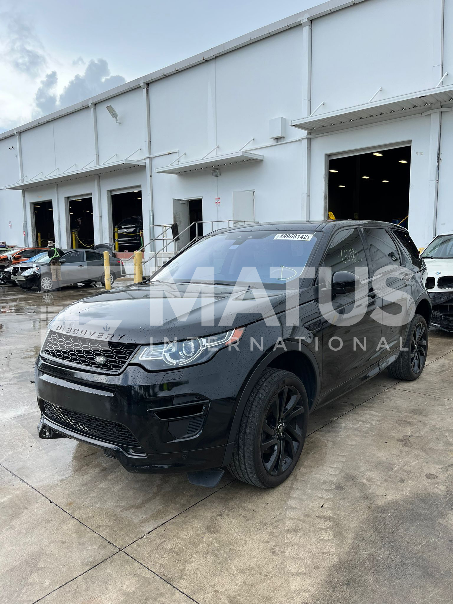 SUV importada desde Estados Unidos en proceso de preparación para el mercado centroamericano.