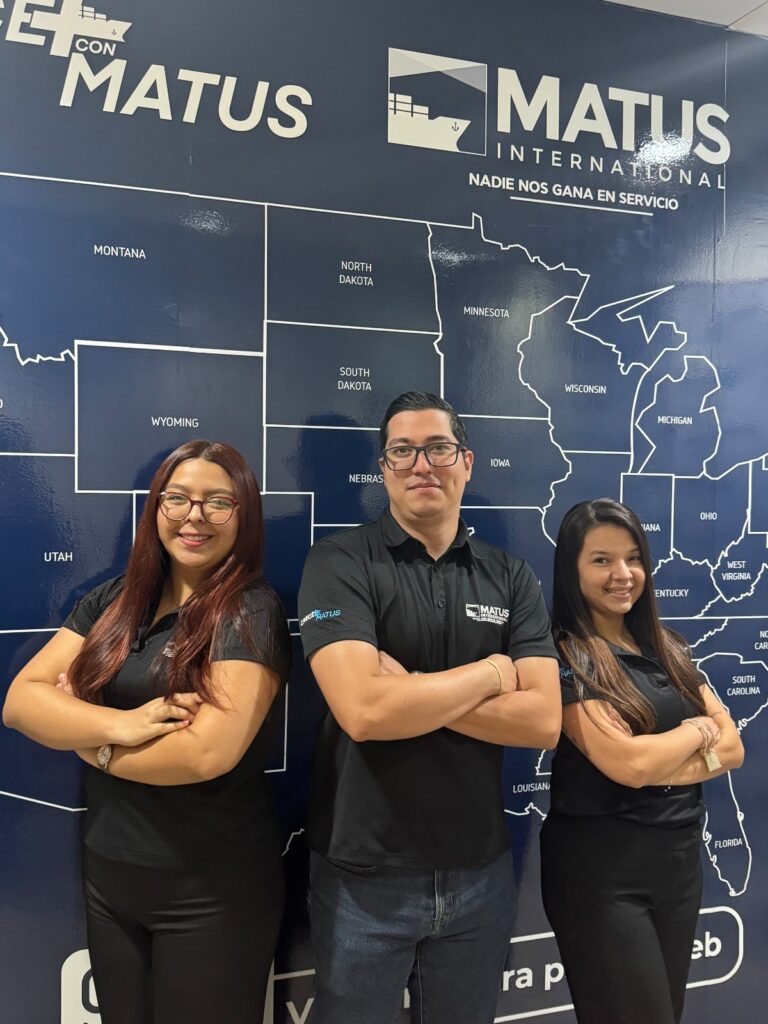 Equipo administrativo coordinando procesos internos