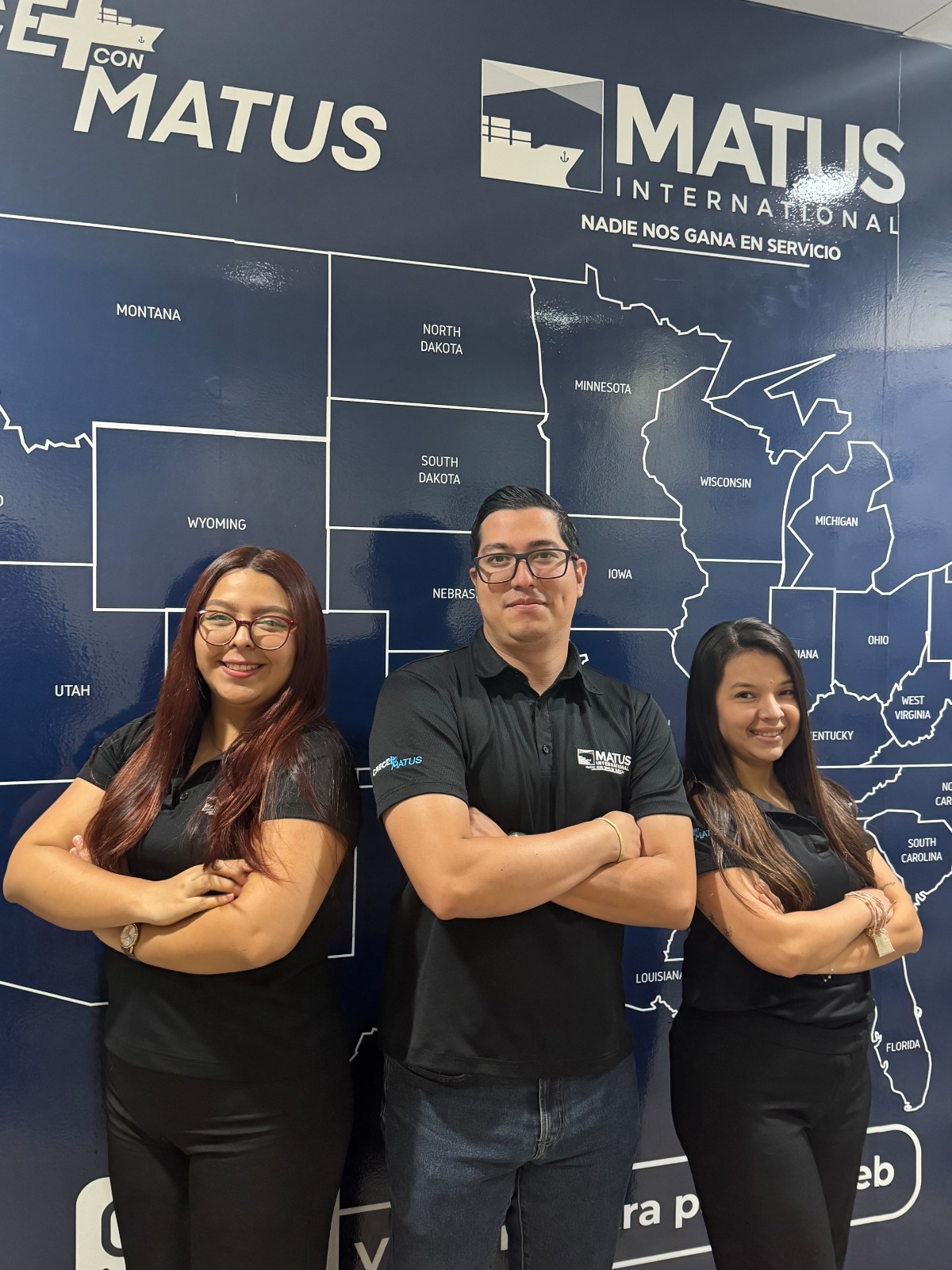 Equipo administrativo coordinando procesos internos