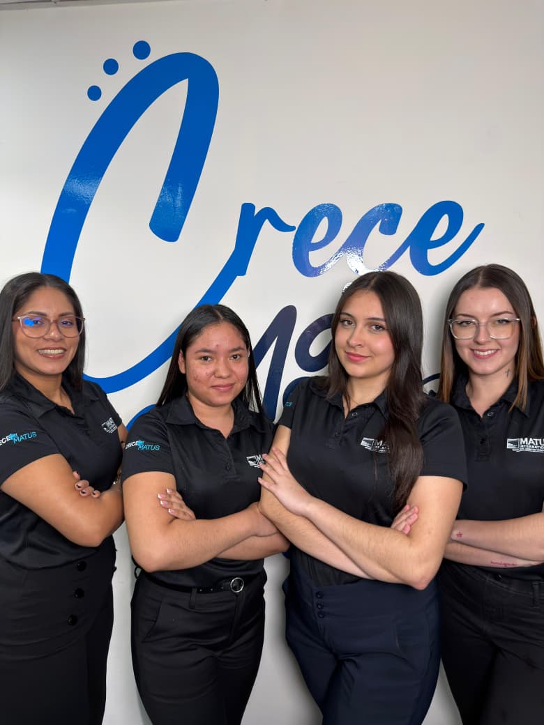 Equipo logístico coordinando operaciones automotrices