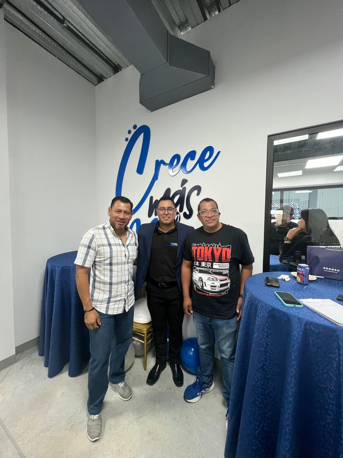 Nelson Cubas, director de Matus, trabajando junto a su equipo en soluciones para clientes.