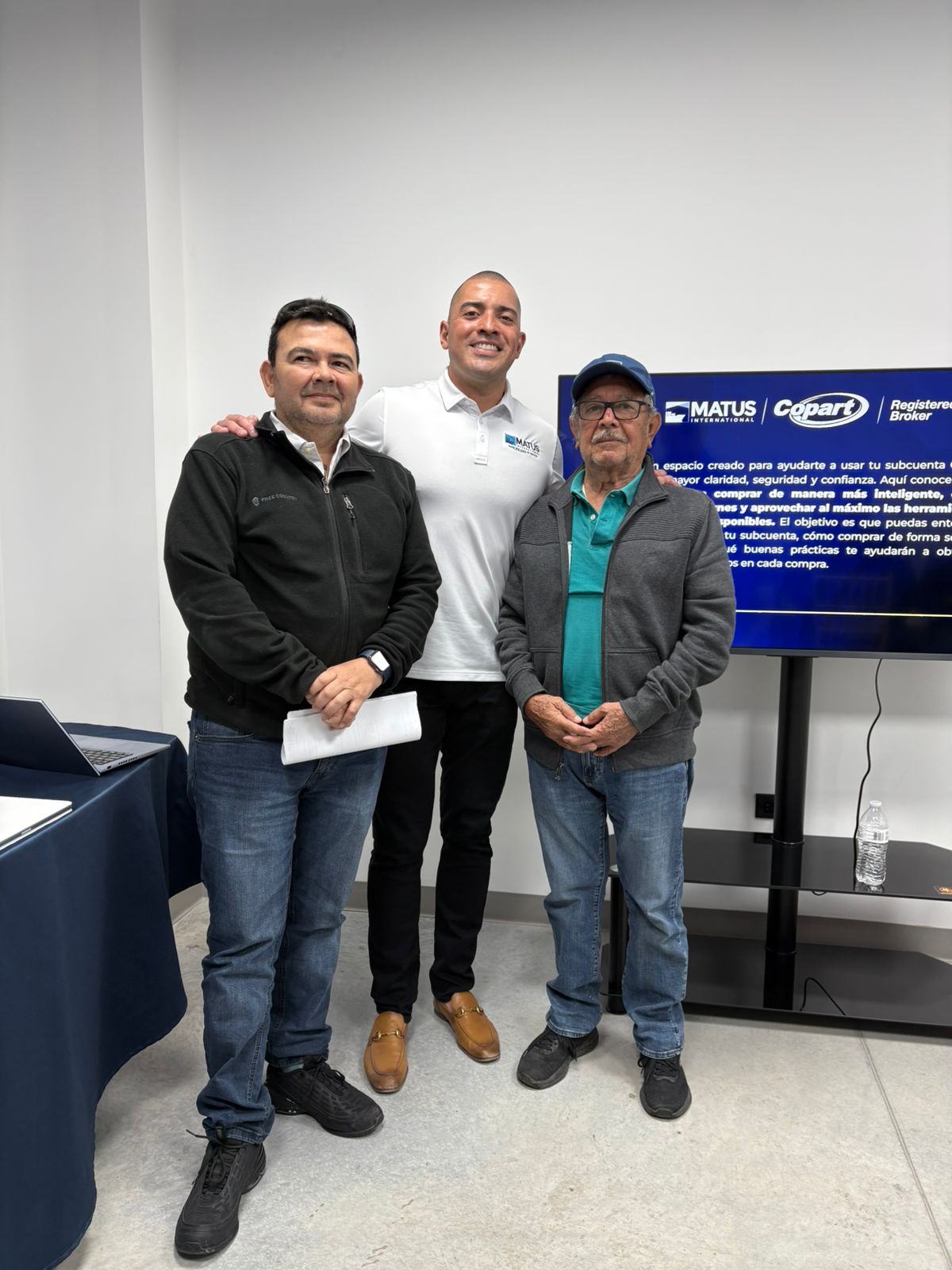 Reunión entre Allan Matus y clientes para coordinación de procesos.